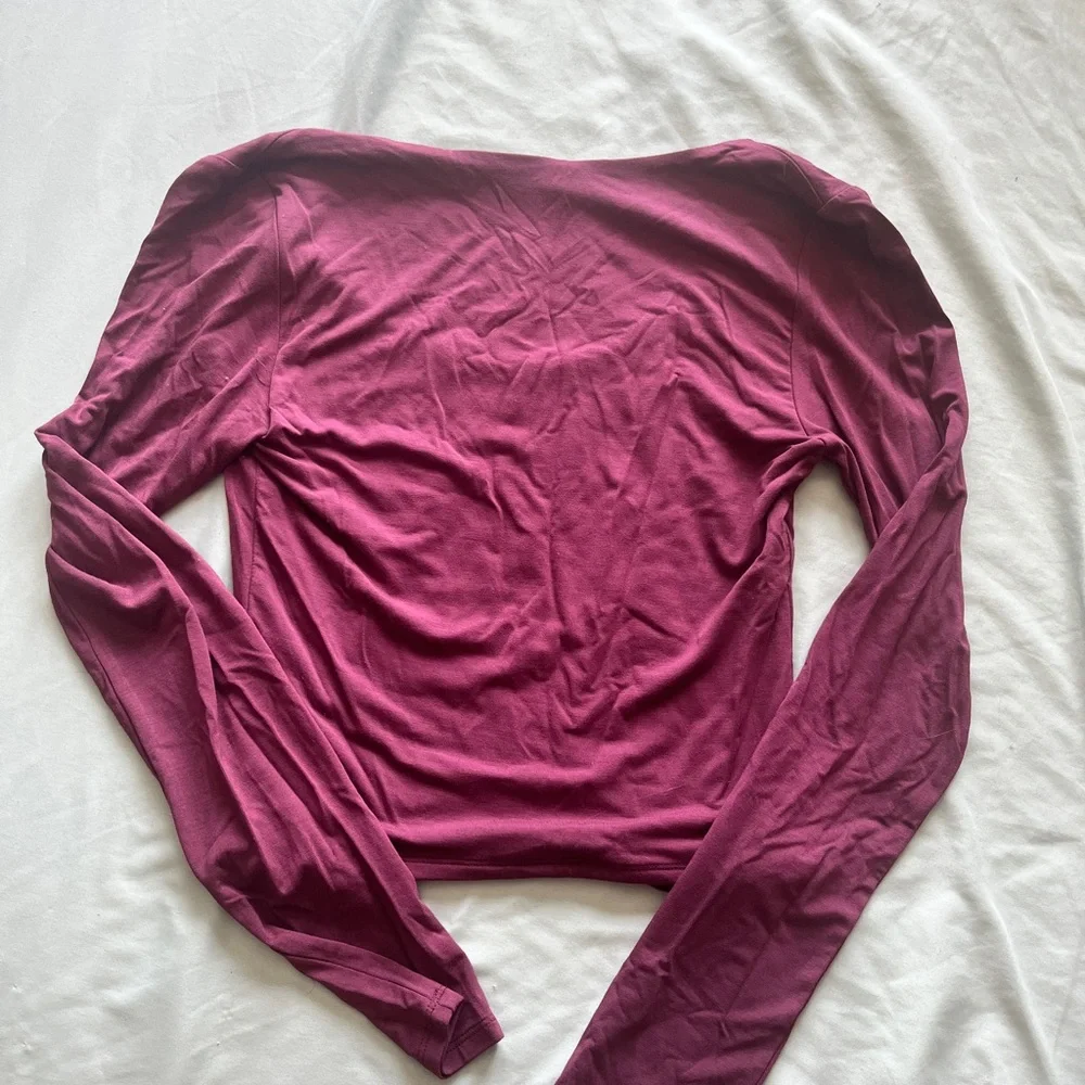BE COOL Red Long Sleeve Fitted Crop Blouse - Picture 3 of 3